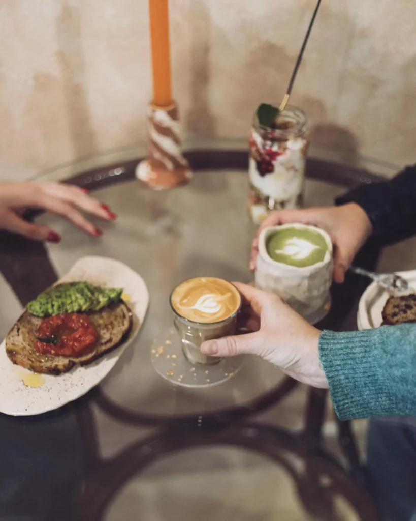 Alumna realizando ejercicio en barra con supervisión de una instructora